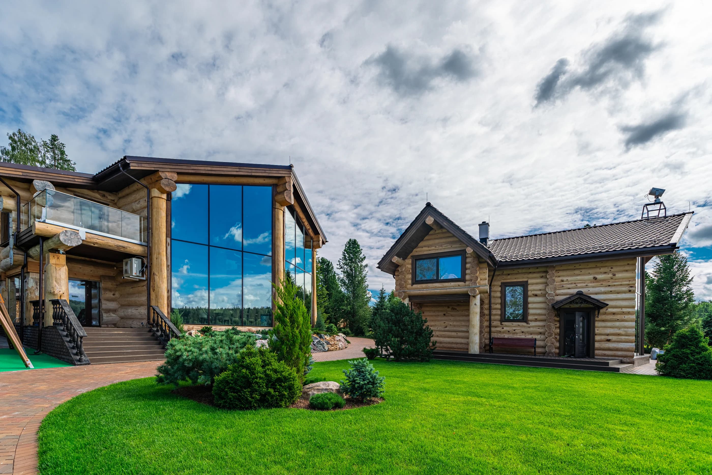 Красавица 297 м², фасад с панорамным остеклением